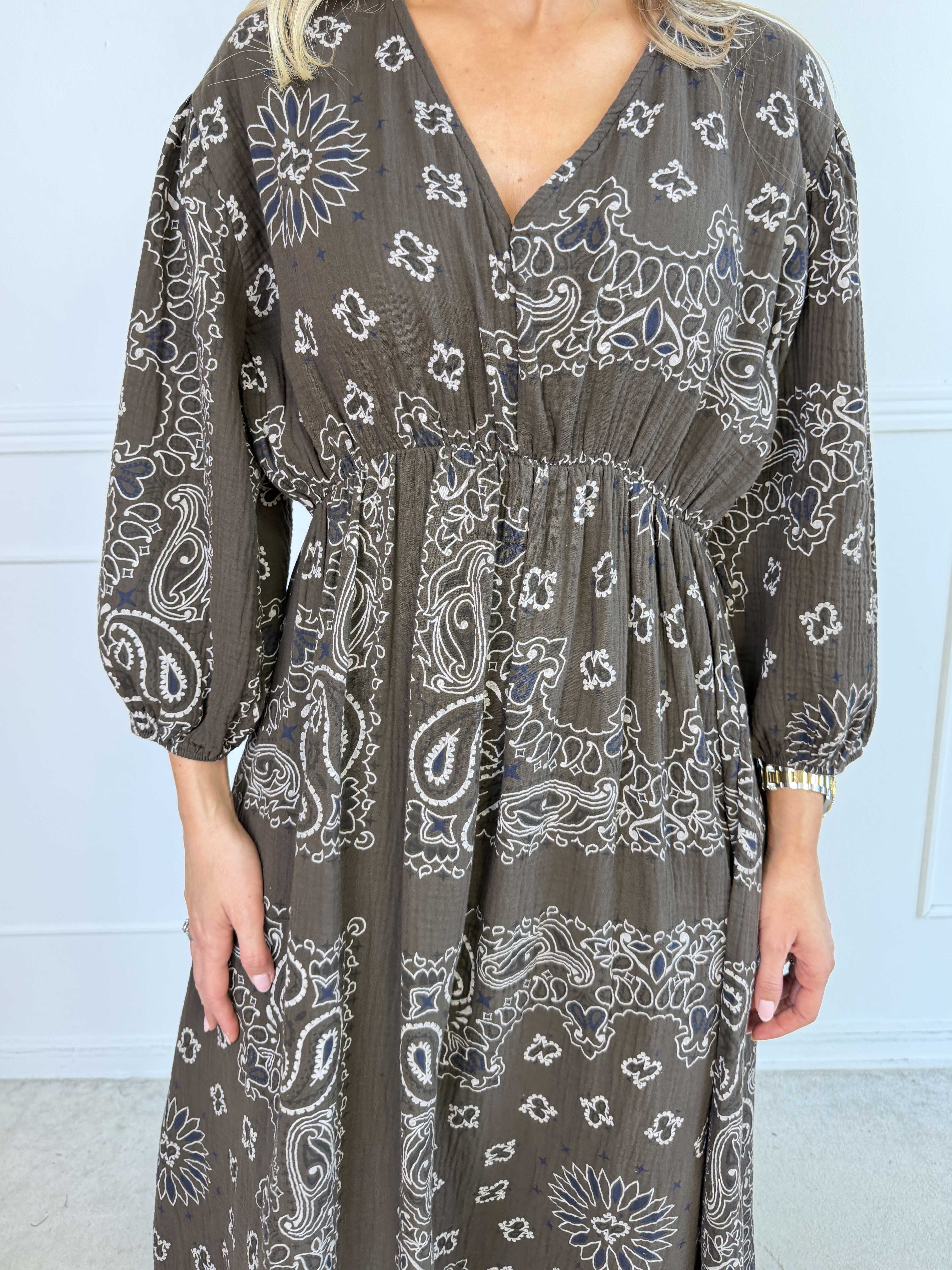Jasmin Paisley – Plus size klänning i mjuk bomullsmuslin med paisleymönster